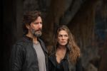 Foto: Henry Ian Cusick & Paige Turco, The 100 - Copyright: 2016 Warner Bros. Entertainment Inc. All rights reserved.