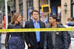 Foto: Stana Katic, Nathan Fillion & Jon Huertas, Castle - Copyright: 2013 American Broadcasting Companies, Inc. All rights reserved.