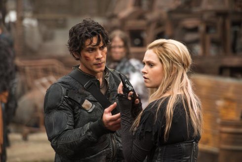 Foto: Bob Morley & Eliza Taylor, The 100 (© 2016 Warner Bros. Entertainment Inc. All rights reserved.)