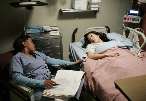 Foto: Chandra Wilson & Sandra Oh, Grey's Anatomy (© 2005 ABC, Inc. All rights reserved. No Archive. No Resale./Craig Sjodin)