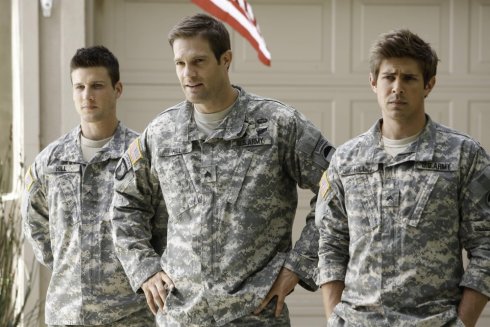Foto: Parker Young, Geoff Stults & Chris Lowell, Enlisted (© 2013 Fox Broadcasting Co.; Jordin Althaus/FOX)
