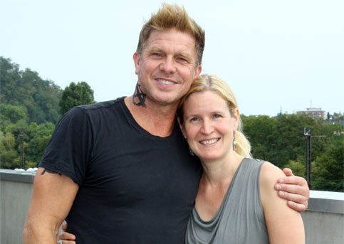 Foto: Kenny Johnson und Nicole Oebel beim Interview - Copyright: myFanbase