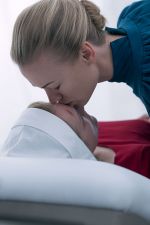 Foto: Yvonne Strahovski & Elisabeth Moss, The Handmaid's Tale - Der Report der Magd - Copyright: 2018 MGM Television Entertainment Inc. and Relentless Productions, LLC.THE HANDMAID’S TALE is a trademark of Metro-Goldwyn-Mayer Studios Inc. All Rights Reserved.; George Kraychyk/Hulu