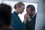 Foto: Yvonne Strahovski & Joseph Fiennes, The Handmaid's Tale - Der Report der Magd - Copyright: 2018 MGM Television Entertainment Inc. and Relentless Productions, LLC.THE HANDMAID’S TALE is a trademark of Metro-Goldwyn-Mayer Studios Inc. All Rights Reserved.; George Kraychyk/Hulu