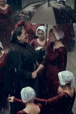 Foto: Ann Dowd & Elisabeth Moss, The Handmaid's Tale - Der Report der Magd - Copyright: 2018 MGM Television Entertainment Inc. and Relentless Productions, LLC.THE HANDMAID’S TALE is a trademark of Metro-Goldwyn-Mayer Studios Inc. All Rights Reserved.; George Kraychyk/Hulu
