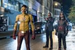 Foto: Keiynan Lonsdale, Jesse L. Martin & Carlos Valdes, The Flash - Copyright: 2014 Warner Bros. Entertainment Inc. "FLASH" and all related elements are trademarks of DC Comics. All rights reserved.; Katie Yu/The CW; 2017 The CW Network, LLC. All rights reserved.