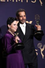 Foto: Alex Borstein & Tony Shaloub, 71. Primetime Emmy Awards - Copyright: Willy Sanjuan/Invision for the Television Academy/AP Images