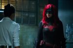 Foto: Nicole Kang & Ruby Rose, Batwoman - Copyright: Warner Bros. Entertainment Inc. All Rights Reserved.; Cate Cameron/The CW; © 2019 The CW Network, LLC. All Rights Reserved.