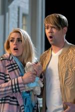Foto: Busy Philipps & Andrew Rannells, Girls5Eva - Copyright: 2021 Universal Television LLC. All Rights Reserved.