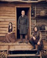 Foto: Jessica Reynolds, Mark Lewis Jones & Alexander Vlahos, Outlander - Copyright: 2022 Sony Pictures Television Inc. All Rights Reserved.; 2021 Starz Entertainment, LLC; Jason Bell/Starz/Sony Pictures Television