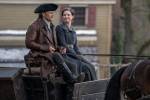 Foto: Sam Heughan & Caitriona Balfe, Outlander - Copyright: 2022 Sony Pictures Television Inc. All Rights Reserved.; 2021 Starz Entertainment, LLC; Robert Wilson/Starz/Sony Pictures Television