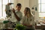 Foto: Lewis Pullman & Brie Larson, Lessons in Chemistry - Copyright: Apple
