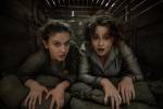 Foto: Millie Bobby Brown & Helena Bonham Carter, Enola Holmes 2 - Copyright: 2022 Netflix, Inc.; Alex Bailey/Netflix