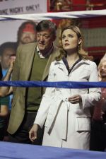 Stephen Fry & Emily Deschanel, Bones - Die Knochenjägerin - Copyright: RTL / Fox Foto: Stephen Fry & Emily Deschanel, Bones - Die Knochenjägerin - Copyright: RTL / Fox