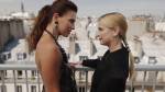 Foto: Melia Kreiling & Camille Razat, Emily in Paris - Copyright: 2022 Netflix, Inc.; Courtesy of Netflix