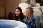 Foto: Francia Raisa & Hilary Duff, How I Met Your Father - Copyright: 2021 Disney and its related entities; Patrick Wymore/Hulu