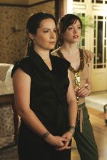 Foto: Holly Marie Combs & Rose McGowan, Charmed - Copyright: Paramount Pictures