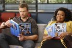 Foto: Joel McHale & Yvette Nicole Brown, Community - Copyright: Sony Pictures Television Inc. All Rights Reserved