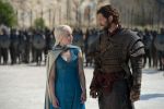 Foto: Emilia Clarke & Michiel Huisman, Game of Thrones - Copyright: 2013 Home Box Office, Inc. All rights reserved. HBO® and all related programs are the property of Home Box Office, Inc.; Sky