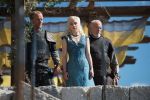 Foto: Iain Glen, Emilia Clarke & Ian McElhinney, Game of Thrones - Copyright: 2013 Home Box Office, Inc. All rights reserved. HBO® and all related programs are the property of Home Box Office, Inc.; Sky