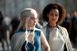 Foto: Emilia Clarke & Nathalie Emmanuel, Game of Thrones - Copyright: 2013 Home Box Office, Inc. All rights reserved. HBO® and all related programs are the property of Home Box Office, Inc.; Sky