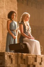 Foto: Nathalie Emmanuel & Emilia Clarke, Game of Thrones - Copyright: 2013 Home Box Office, Inc. All rights reserved. HBO® and all related programs are the property of Home Box Office, Inc.; Sky