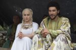 Foto: Emilia Clarke & Joel Fry, Game of Thrones - Copyright: 2014 Home Box Office, Inc. All Rights Reserved.
