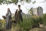 Foto: Lotte Verbeek & Caitriona Balfe, Outlander - Copyright: 2014 Sony Pictures Television Inc. All Rights Reserved.