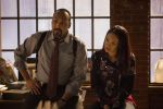Foto: Jesse L. Martin & Candice Patton, The Flash - Copyright: 2015 Warner Bros. Entertainment Inc. All rights reserved