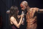 Foto: Ricky Whittle & Marie Avgeropoulos, The 100 - Copyright: 2016 Warner Bros. Entertainment Inc. All rights reserved