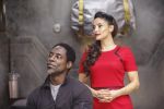 Foto: Isaiah Washington & Erica Cerra, The 100 - Copyright: 2017 Warner Bros. Entertainment Inc. All rights reserved