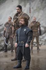 Foto: Staz Nair & Peter Dinklage, Game of Thrones - Copyright: 2017 Home Box Office, Inc. All rights reserved. HBO® and all related programs are the property of Home Box Office, Inc.