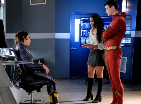 Foto: Jessica Parker Kennedy, Candice Patton & Grant Gustin, The Flash (© Warner Bros. Entertainment Inc. All Rights Reserved.; Robert Falconer/The CW; 2018 The CW Network, LLC. All rights reserved)