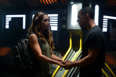 Foto: Lindsey Morgan & Jordan Bolger, The 100 (© Warner Bros. Entertainment Inc. All Rights Reserved.; Sergei Bachlakov/The CW; © 2019 The CW Network, LLC. All Rights Reserved.)