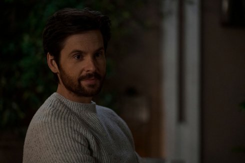 Foto: Tom Riley, The Woman in the House Across the Street from the Girl in the Window (© 2021 Netflix, Inc.; Colleen E. Hayes/Netflix)