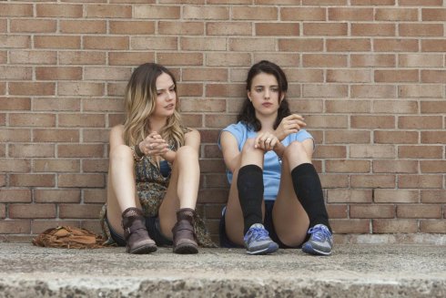 Foto: Emily Mead & Margaret Qualley, The Leftovers (© 2015 Warner Bros. Entertainment Inc. All rights reserved)