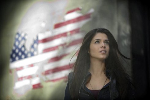 Foto: Marie Avgeropoulos, The 100 (© 2016 Warner Bros. Entertainment Inc. All rights reserved)