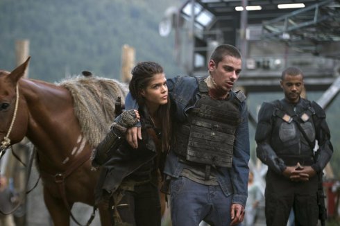Foto: Marie Avgeropoulos, Devon Bostick & Jarod Joseph, The 100 (© 2017 Warner Bros. Entertainment Inc. All rights reserved)